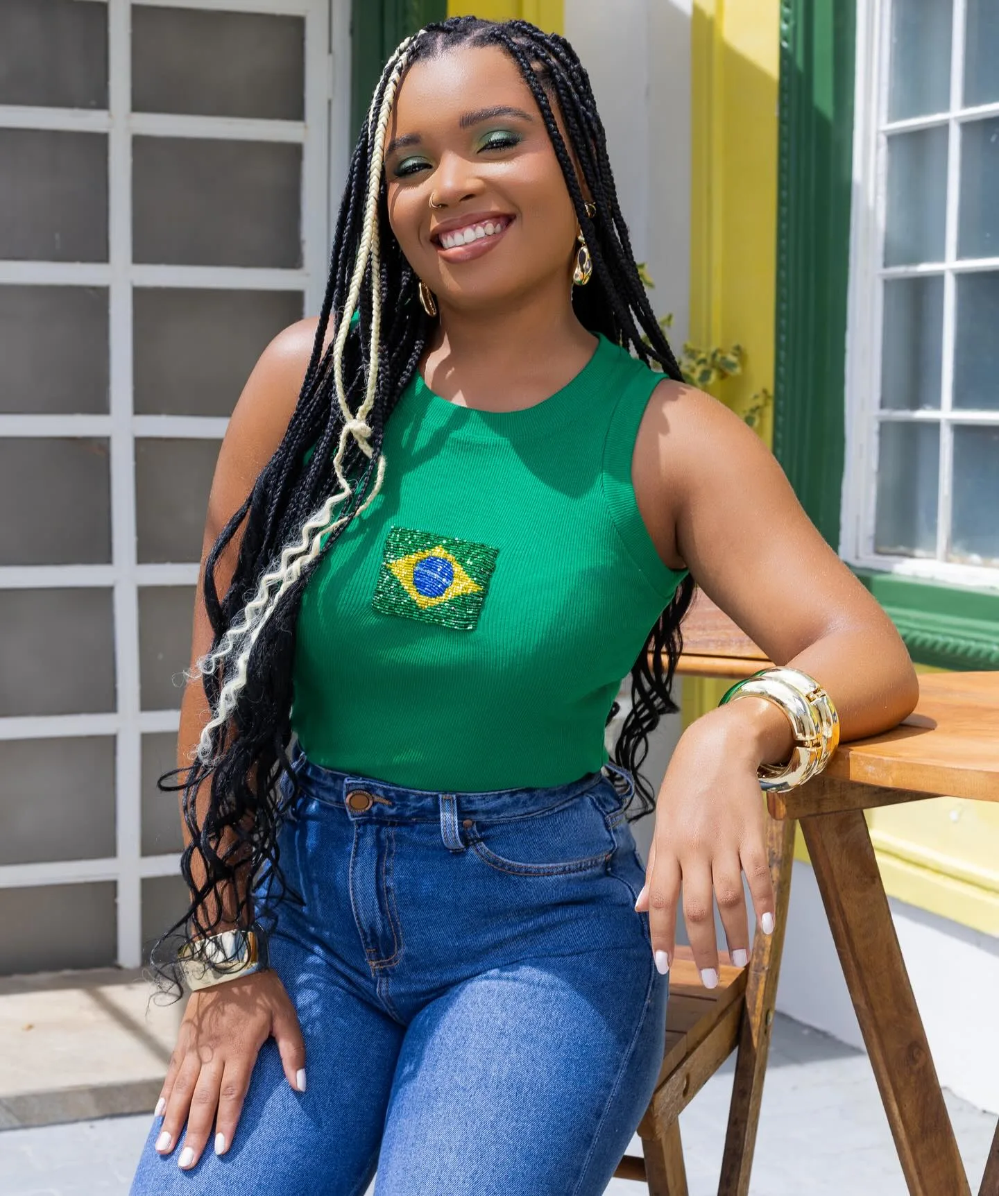 Retrato sorridente com blusa verde Brasil em ambiente externo