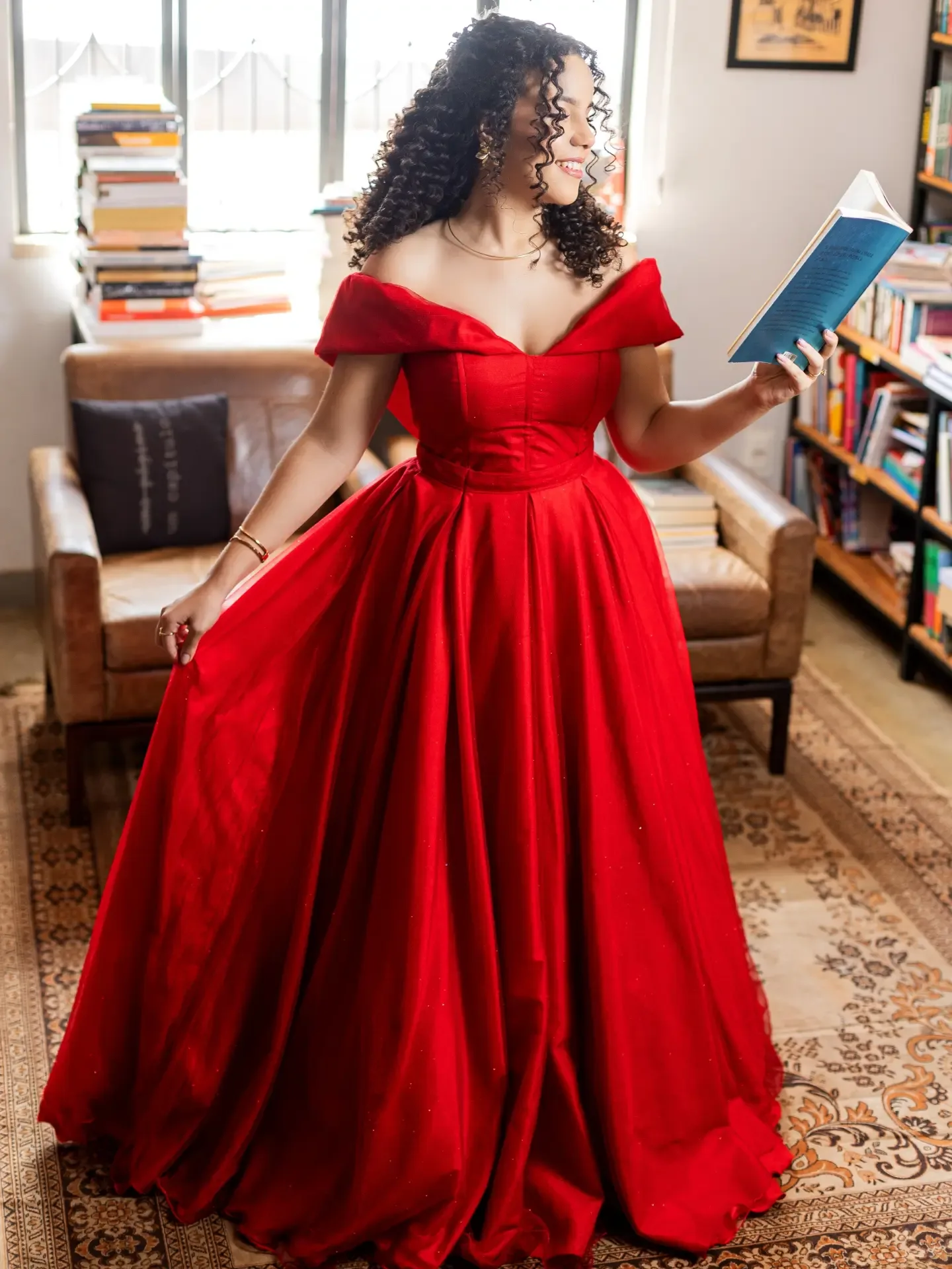 Retrato de vestido vermelho em uma biblioteca