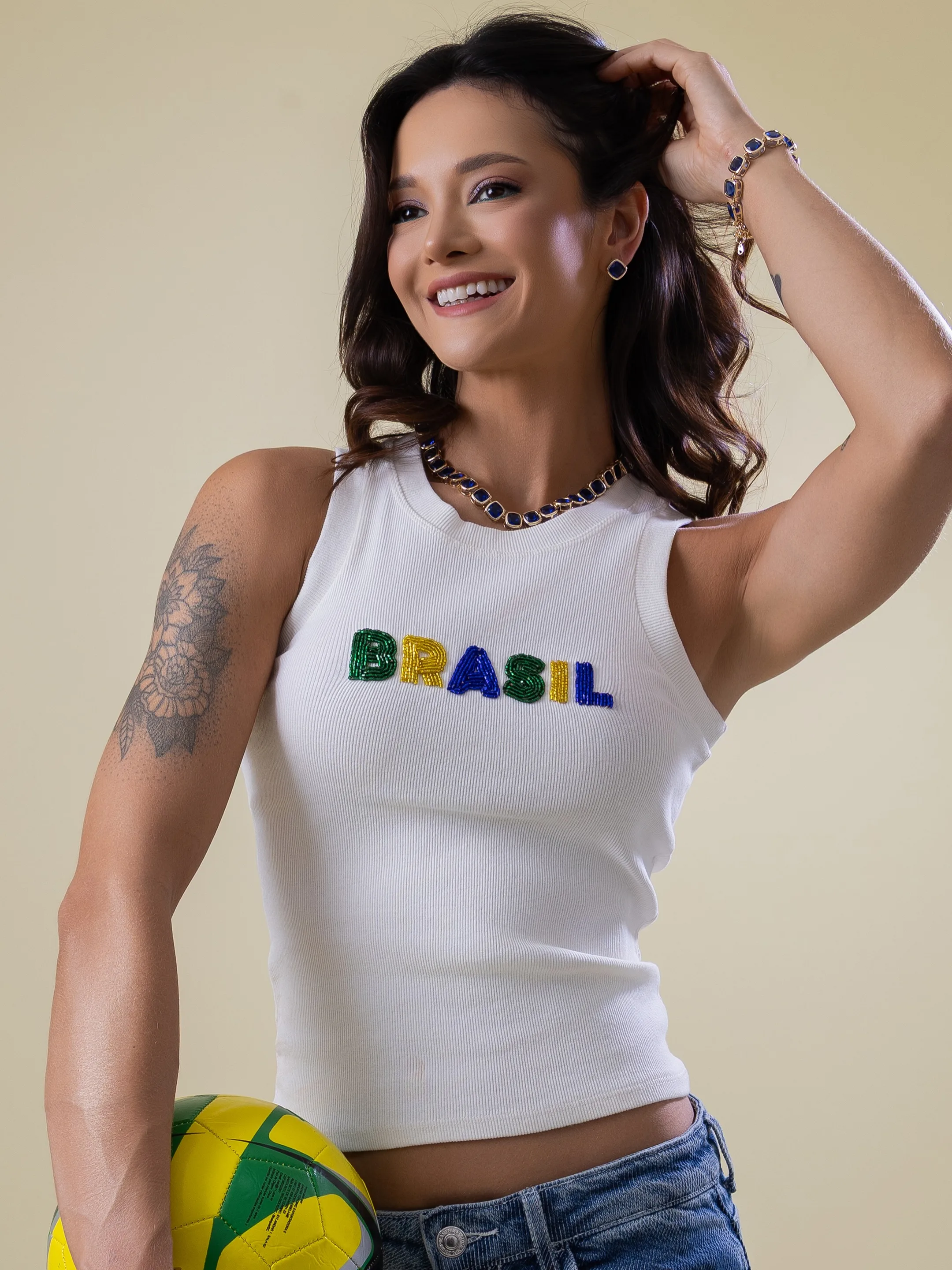 Retrato com blusa Brasil, bola verde e amarela e fundo claro